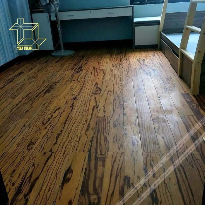 Bề mặt sàn gỗ da báo kỹ thuật được phủ một lớp sơn bóng UV Trefert 6 lớp 