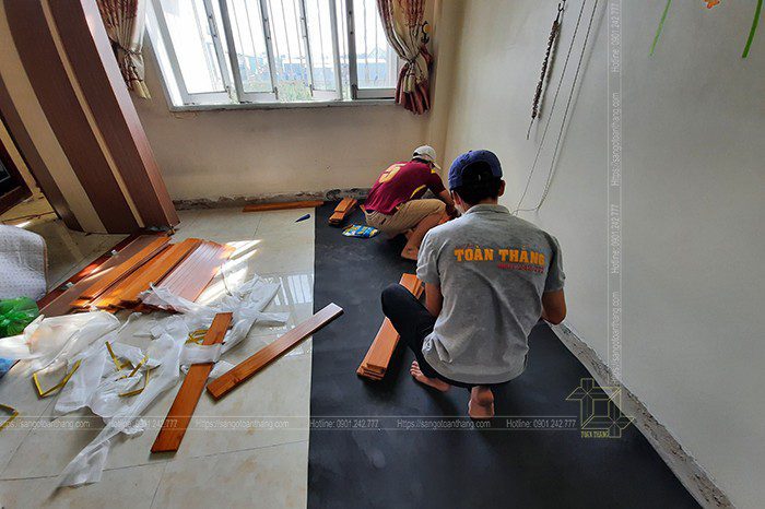 Thợ Toàn Thắng đang thi công sàn gỗ Gõ đỏ Kỹ thuật
