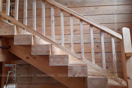 Cầu thang gỗ thông rất chắc chắn