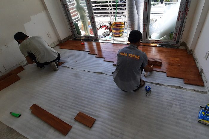 Thợ Toàn Thắng đang trong quá trình lắp ráp sàn gỗ tại công trình