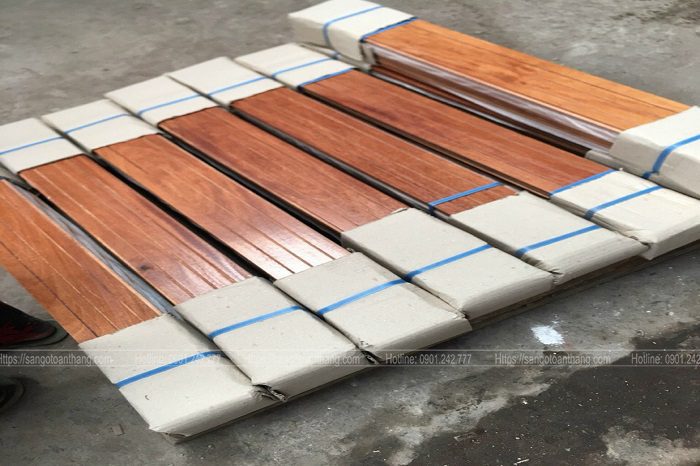 Ván sàn gỗ tự nhiên vận chuyển xa sẽ được gia cố ở 2 đầu bó gỗ